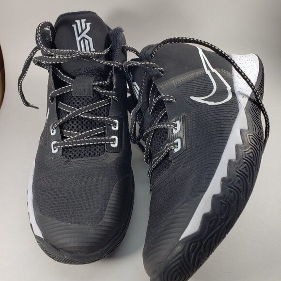 BOY Good Condition Sneakers, Black and White Nike, Size 7Y - Picture 4 of 11